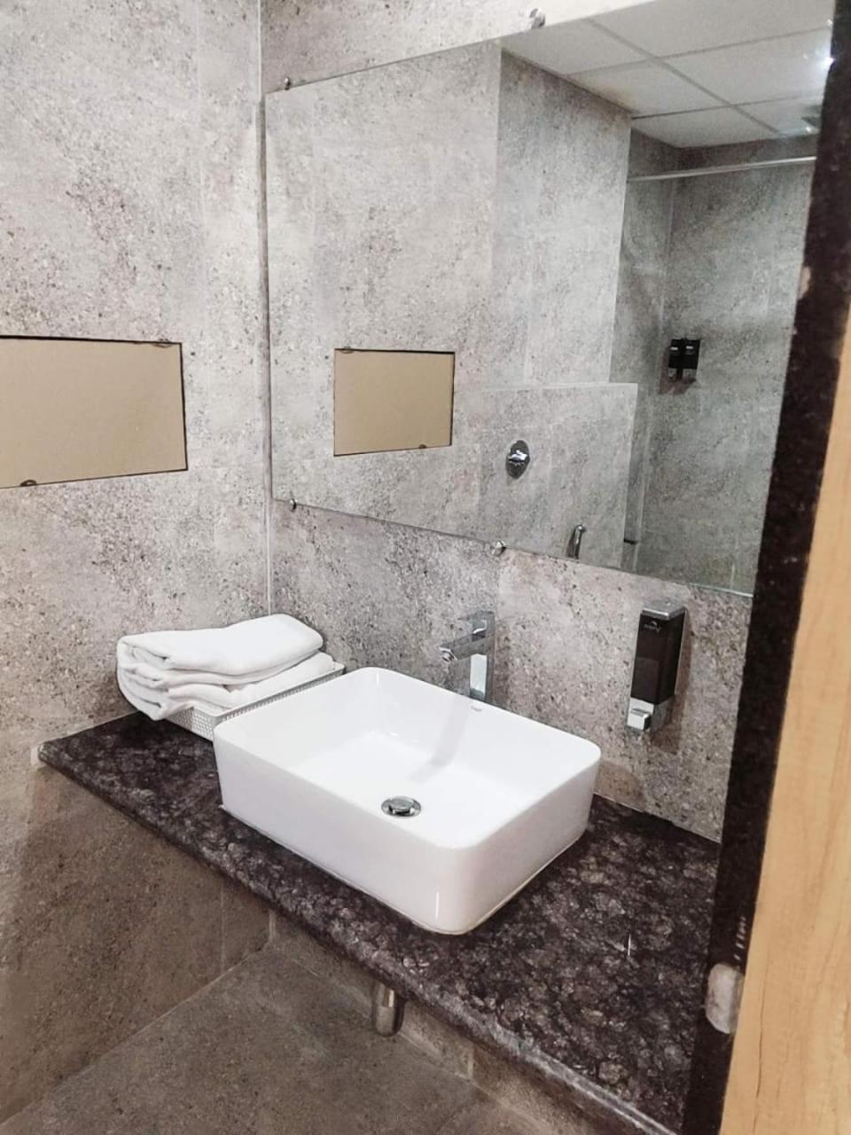 Hotel Grace Galaxy Bombaj Zewnętrze zdjęcie